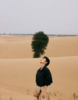 陈哲远迪拜古城沙漠登封写真，率性橙色穿搭，感受神秘古城的惬意氛围