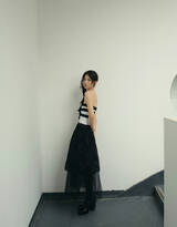 张子枫携新片《穿过月亮的旅行》参加电影节写真，穿着黑白抹胸裙的张子枫，优雅浪漫的美美女孩