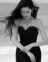 张天爱一袭性感优雅抹胸黑色长裙海边沙滩写真美照