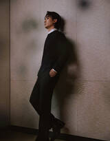 朱一龙参加北京国际电影节，一袭简约笔挺黑色套装穿搭，明暗光影中，尽显沉稳内敛型男格调