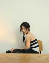 张子枫携新片《穿过月亮的旅行》参加电影节写真，穿着黑白抹胸裙的张子枫，优雅浪漫的美美女孩