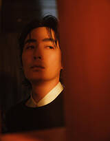 朱一龙参加北京国际电影节，一袭简约笔挺黑色套装穿搭，明暗光影中，尽显沉稳内敛型男格调