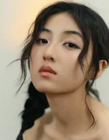 张子枫携新片《穿过月亮的旅行》参加电影节写真，穿着黑白抹胸裙的张子枫，优雅浪漫的美美女孩