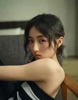 张子枫携新片《穿过月亮的旅行》参加电影节写真，穿着黑白抹胸裙的张子枫，优雅浪漫的美美女孩