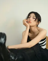 张子枫携新片《穿过月亮的旅行》参加电影节写真，穿着黑白抹胸裙的张子枫，优雅浪漫的美美女孩