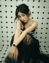 张子枫携新片《穿过月亮的旅行》参加电影节写真，穿着黑白抹胸裙的张子枫，优雅浪漫的美美女孩