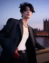 张凌赫帅气利落黑色长大衣搭配白背心户外写真图片