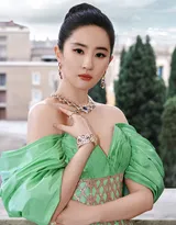 刘亦菲出席罗马活动写真，一袭绿色深V绿色长裙，尽显性感女神气质