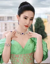 刘亦菲出席罗马活动写真，一袭绿色深V绿色长裙，尽显性感女神气质