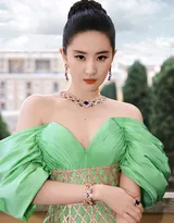 刘亦菲出席罗马活动写真，一袭绿色深V绿色长裙，尽显性感女神气质