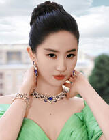 刘亦菲出席罗马活动写真，一袭绿色深V绿色长裙，尽显性感女神气质