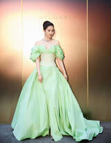 刘亦菲出席罗马活动写真，一袭绿色深V绿色长裙，尽显性感女神气质