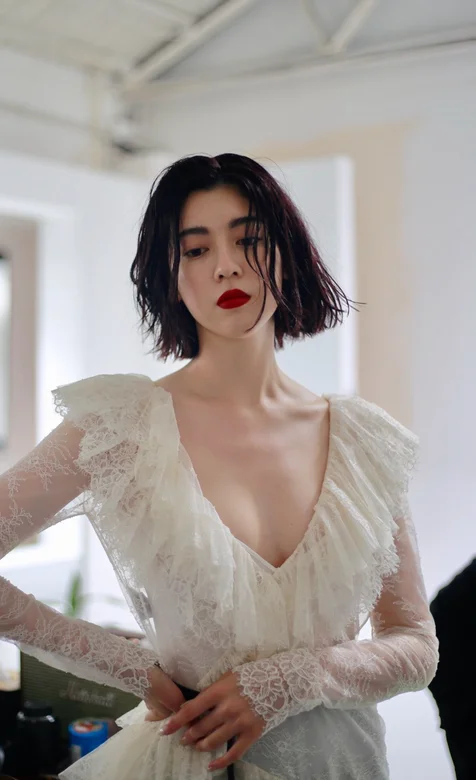 三吉彩花深V白裙生活照手机壁纸图片 – 高清 桌面壁纸 开放版权素材 免费下载 手机电脑通用背景图
