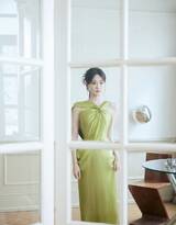 祝绪丹温婉优雅橄榄绿吊带长裙礼服超美写真图集