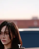 唐嫣街头迎风而立杂志封面写真大片