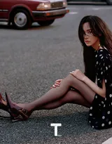 唐嫣街头迎风而立杂志封面写真大片