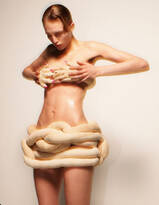 美女与蛇，超模Karolina Spakowski与中大型爬行动物赤裸裸艺术合照性感封面写真