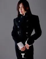 唐嫣街头迎风而立杂志封面写真大片