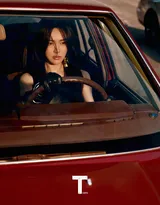 唐嫣街头迎风而立杂志封面写真大片