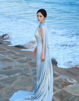 杨幂性感银蓝色礼服长裙海边温柔优雅写真图片