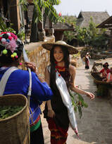 杨颖自然共生民族风写真，佩戴布朗族女性传统头饰，开启景迈山非遗之旅