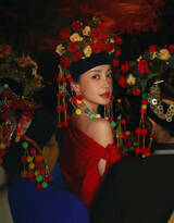 杨颖自然共生民族风写真，佩戴布朗族女性传统头饰，开启景迈山非遗之旅