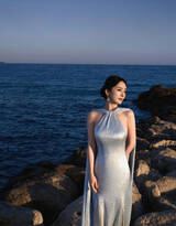 杨幂性感银蓝色礼服长裙海边温柔优雅写真图片