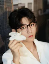 王俊凯白色西服加黑框眼镜出席活动帅气写真图片集