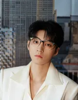 王俊凯白色西服加黑框眼镜出席活动帅气写真图片集