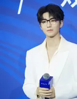 王俊凯白色西服加黑框眼镜出席活动帅气写真图片集