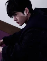 王一博经典黑和白穿搭帅气杂志封面写真图片