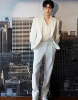 王俊凯白色西服加黑框眼镜出席活动帅气写真图片集