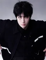 王一博经典黑和白穿搭帅气杂志封面写真图片