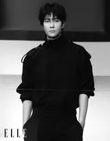 王一博经典黑和白穿搭帅气杂志封面写真图片