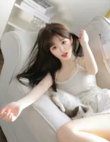 纯欲系清透氧气少女，刚成年的18岁粉嫩白皙禁欲系高级感B站氧气少女居家白衣短裤穿搭写真套图