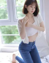 干净利落的短发美女，白衣加紧身牛仔裤居家床上写真美照