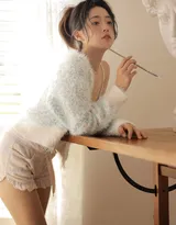 艺术系美女，一边吃着葡萄一边画画的漂亮女生小碎花吊带背心短裤穿搭高清私房写真照