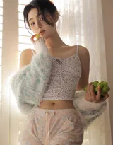 艺术系美女，一边吃着葡萄一边画画的漂亮女生小碎花吊带背心短裤穿搭高清私房写真照