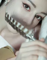 迪丽热巴清新别致的白色连衣斜边短裙礼服穿搭优雅柔美写真图片