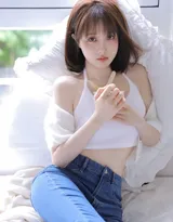 干净利落的短发美女，白衣加紧身牛仔裤居家床上写真美照