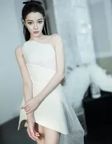 迪丽热巴清新别致的白色连衣斜边短裙礼服穿搭优雅柔美写真图片