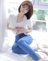 干净利落的短发美女，白衣加紧身牛仔裤居家床上写真美照