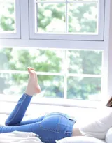 干净利落的短发美女，白衣加紧身牛仔裤居家床上写真美照