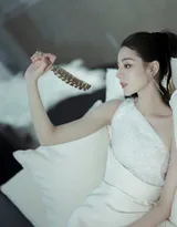 迪丽热巴清新别致的白色连衣斜边短裙礼服穿搭优雅柔美写真图片