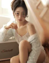 艺术系美女，一边吃着葡萄一边画画的漂亮女生小碎花吊带背心短裤穿搭高清私房写真照