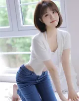 干净利落的短发美女，白衣加紧身牛仔裤居家床上写真美照