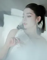 迪丽热巴清新别致的白色连衣斜边短裙礼服穿搭优雅柔美写真图片