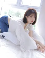 干净利落的短发美女，白衣加紧身牛仔裤居家床上写真美照