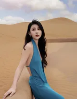 沙漠中的蓝色倩影，贾青性感低胸深V蓝色连衣裙穿着沙漠写真图片
