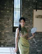  蓝盈莹一袭青绿色旗袍穿搭夏日荷塘边优雅写真图片